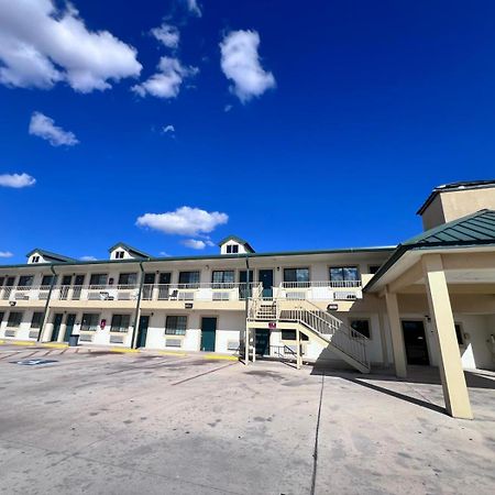 Oyo Garden Inn And Suites Pearsall I-35 East 외부 사진