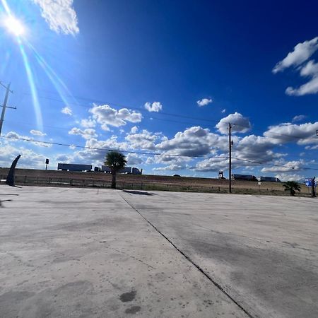 Oyo Garden Inn And Suites Pearsall I-35 East 외부 사진