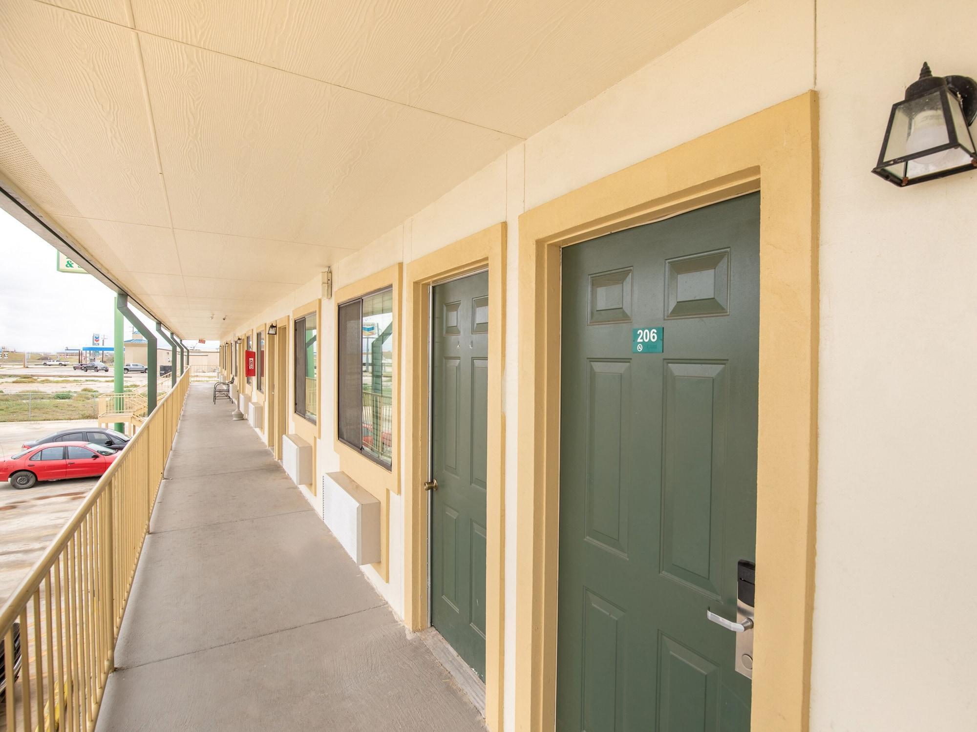 Oyo Garden Inn And Suites Pearsall I-35 East 외부 사진