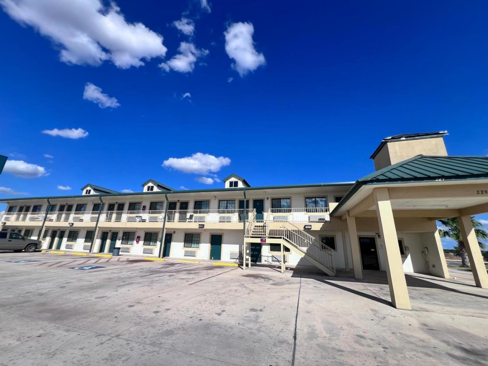Oyo Garden Inn And Suites Pearsall I-35 East 외부 사진